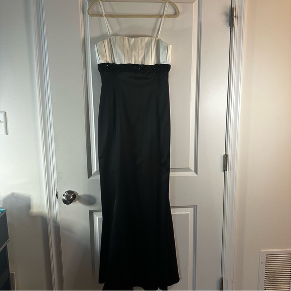 JS Collections Black & White Pleated Bodice Formal Gown Women’s Size 4 - Picture 1 of 16